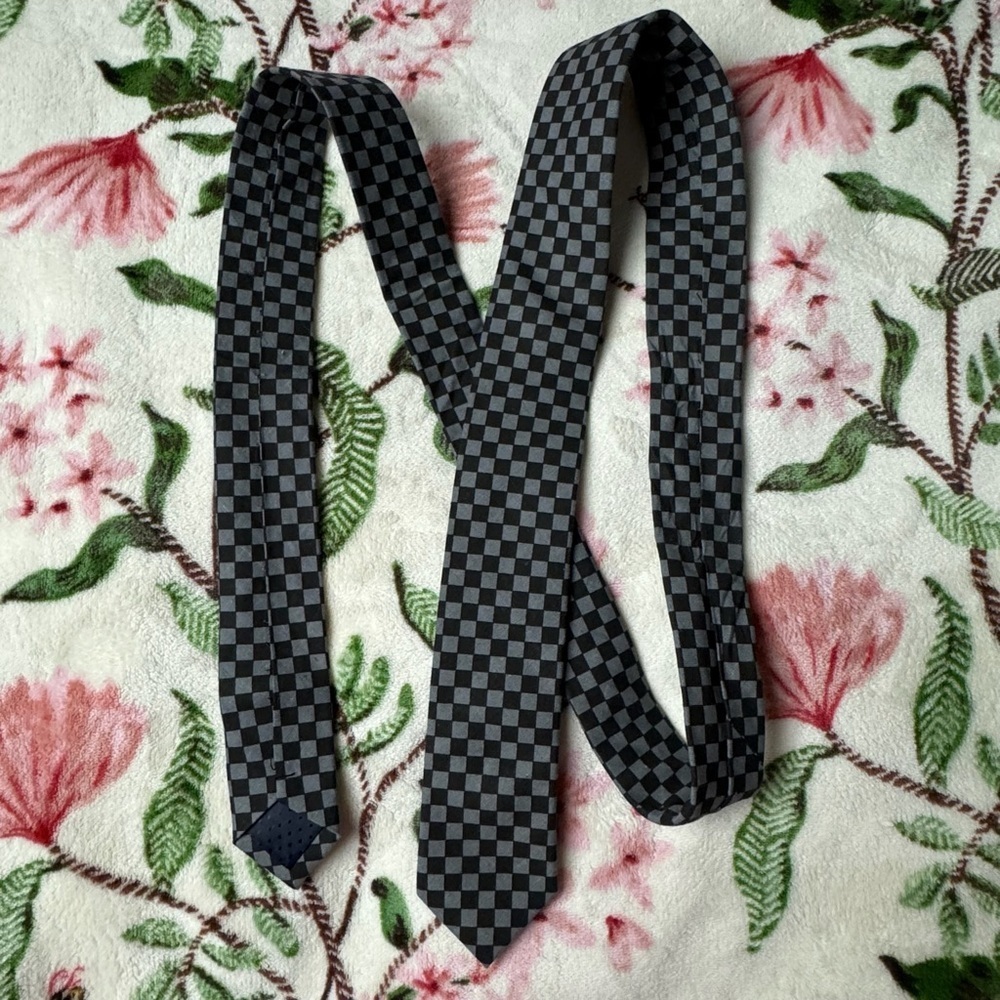 Elegant Checkered Black and Gray Tie - Picture 3 of 3